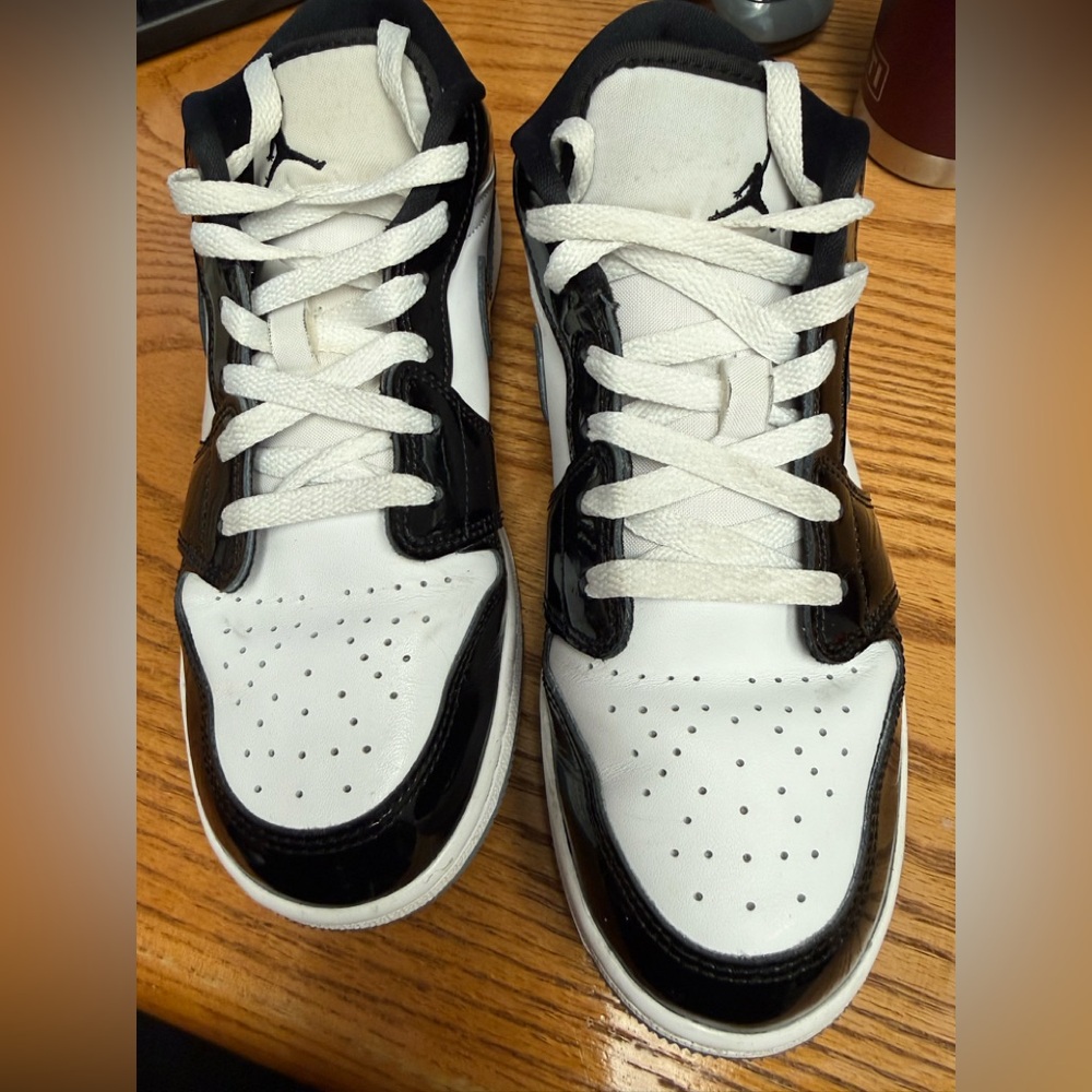 Jordan Air Jordan 1 Low SE (GS) - White/Black patent leather 6Y or 7W